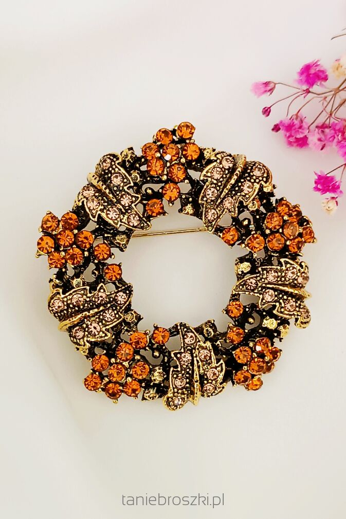 Broszka w kształcie wianka w pomarańczowej kolorystyce