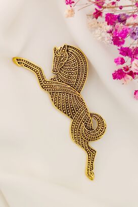 Metalowy koń w kolorze zlota