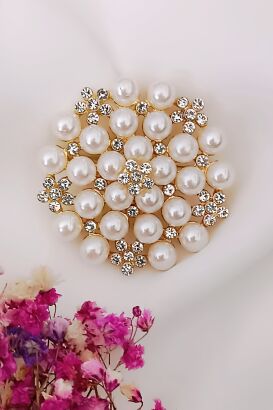 Okrągła broszka z perełkami