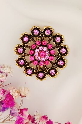 Mała okrągła broszka w kolorze różu