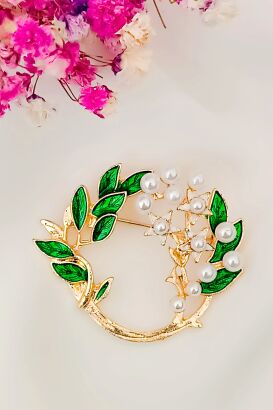 Broszka w kształcie wianka z perełkami