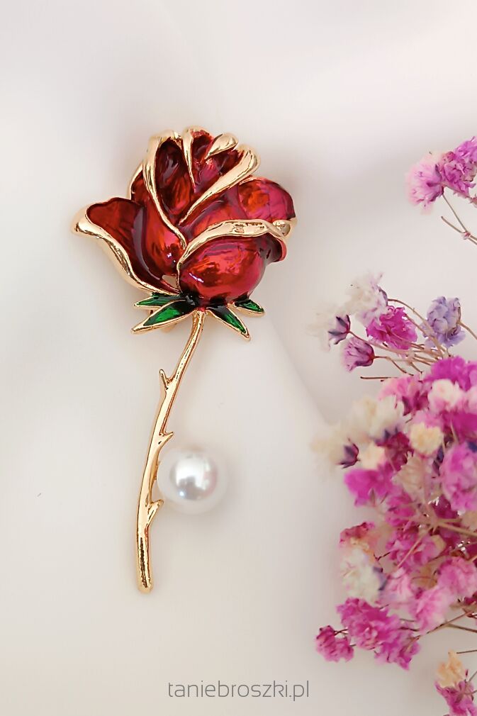 Czerwona róża z perłą