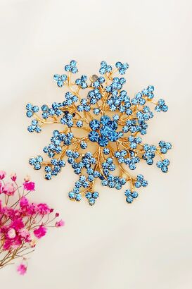 Duża przestrzenna broszka z niebieskimi cyrkoniami