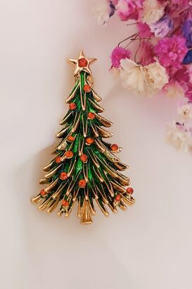 Choinka z czerwonymi cyrkoniami