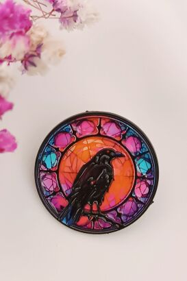 Okrągła broszka pin z krukiem