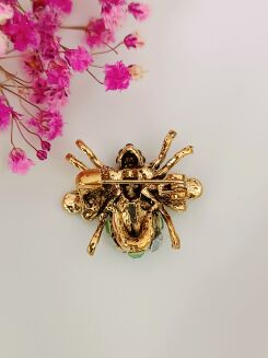 Maleńka pszczoła w oliwkowym kokorze - 3