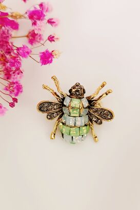 Maleńka pszczoła w oliwkowym kokorze