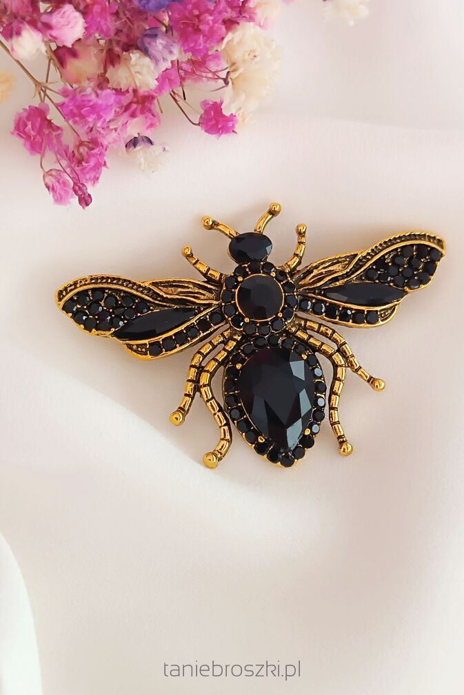 Czarna elegancka pszczoła