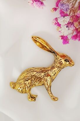 Zając w złotej kolorystyce