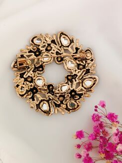 Zimowa broszka w kształcie wianka - 3