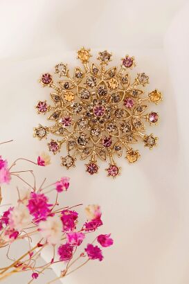 Kobieca broszka z mnóstwem cyrkoni