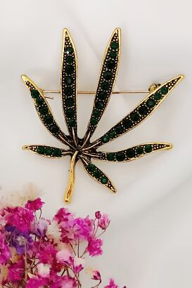 Duży liść z zielonymi cyrkoniami