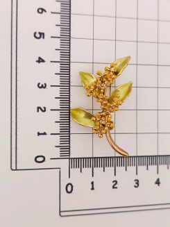 Delikatna kobieca broszka - 2