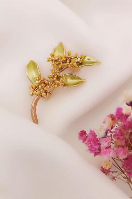 Delikatna kobieca broszka