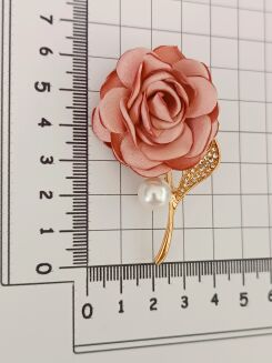 Piękna broszka połączenie materiałowego kwiatku i cyrkoni - 2