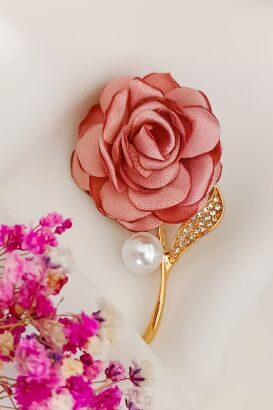 Piękna broszka połączenie materiałowego kwiatku i cyrkoni