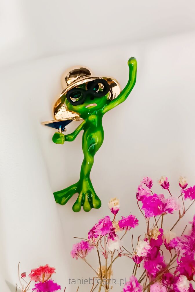 Radosna żabka z kieliszkiem