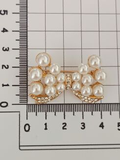 Broszka kokardka z perełkami - 2